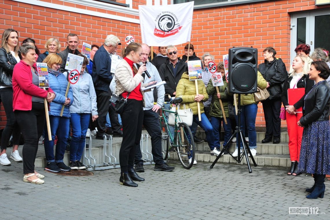 Nie chcą masztu telefonii komórkowej na zboczu góry Cyba. Protestowali przed urzędem gminy w Jedliczu