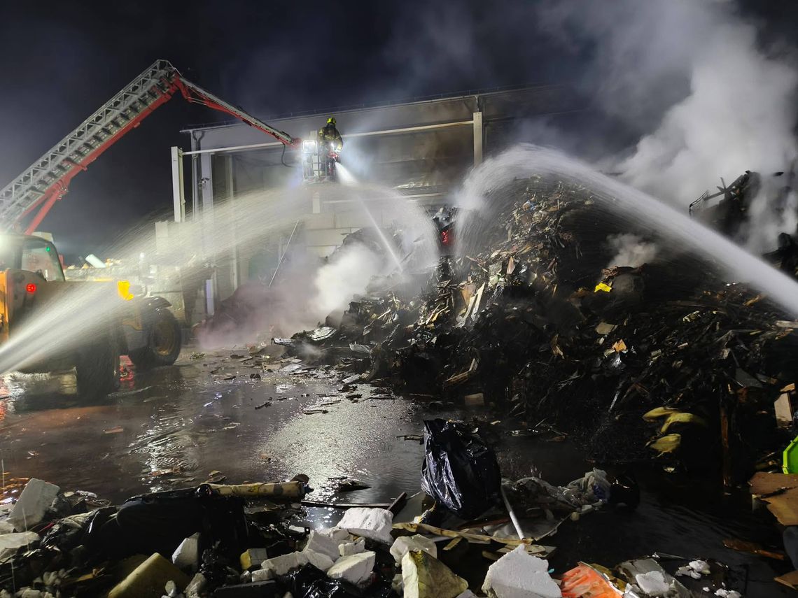 Nie ma skażenia po pożarze sortowni odpadów w Strzyżowie