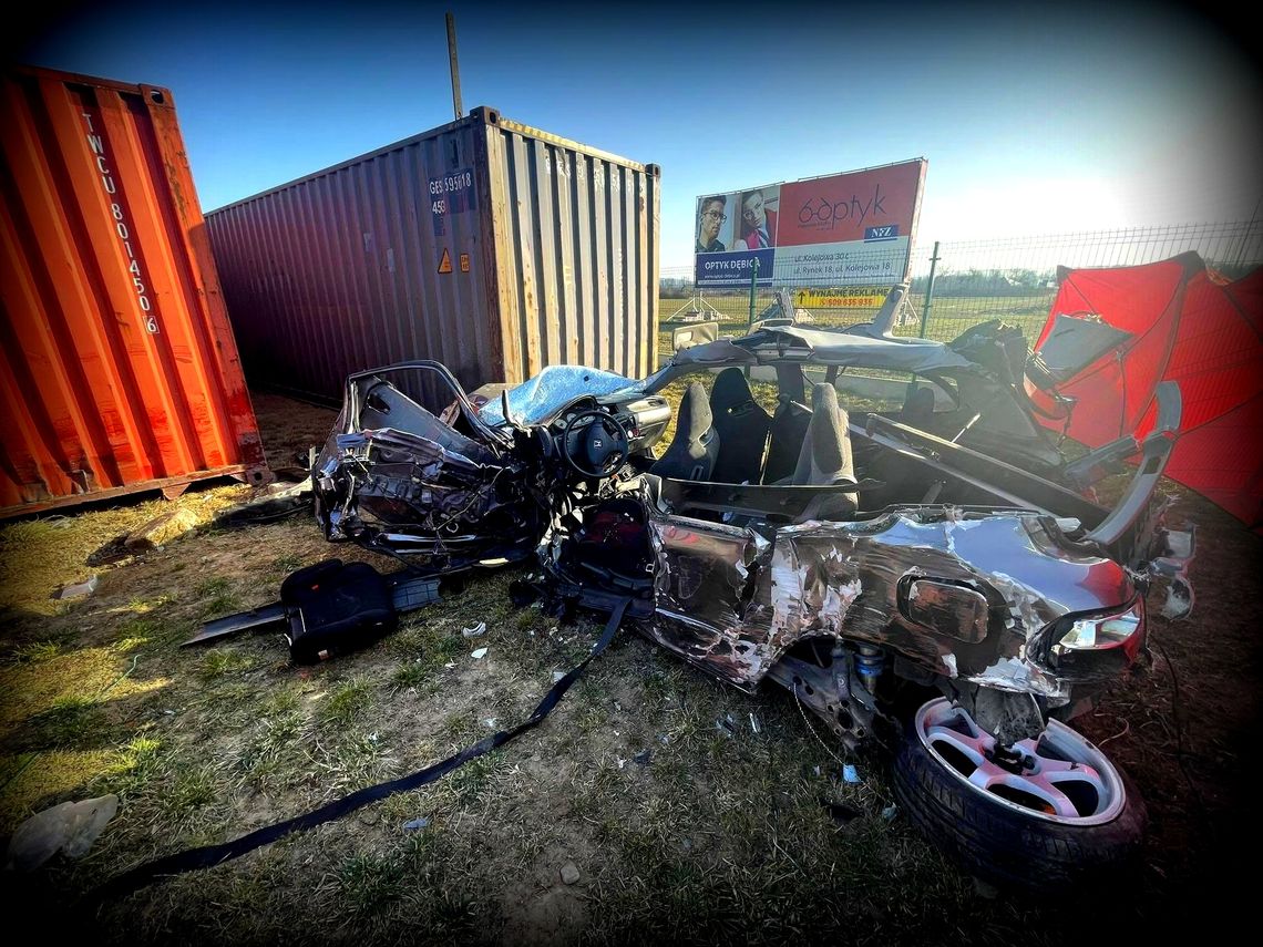 Nie żyje 35-letni kierowca. Tragiczny wypadek na łączniku autostradowym