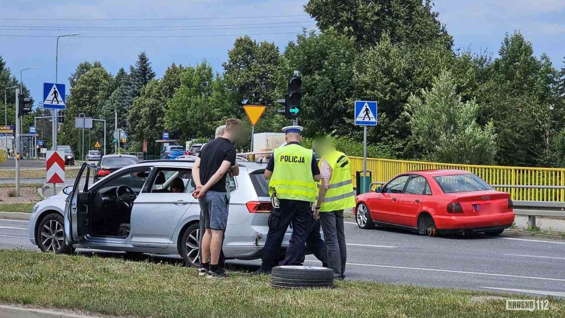 Niebezpieczna sytuacja na Alejach Jana Pawła II. Z Audi oderwało się koło