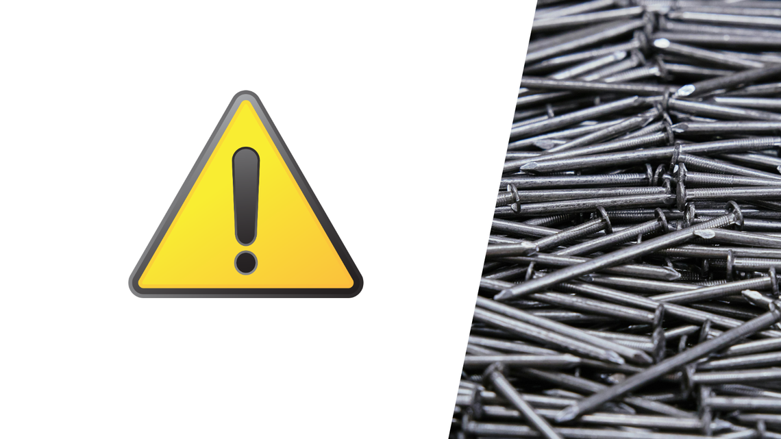 Niebezpieczne znalezisko na drodze w Klimkówce. Na jezdni rozsypano gwoździe i wkręty Niebezpieczne znalezisko na drodze w Klimkówce. Na jezdni rozsypano gwoździe i wkręty