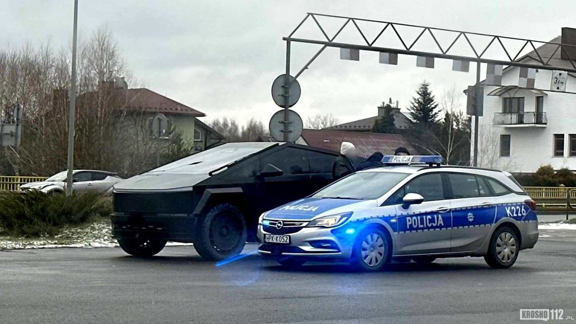 Nielegalnie przyciemnione szyby w CyberTrucku. Policyjna kontrola na al. Jana Pawła II