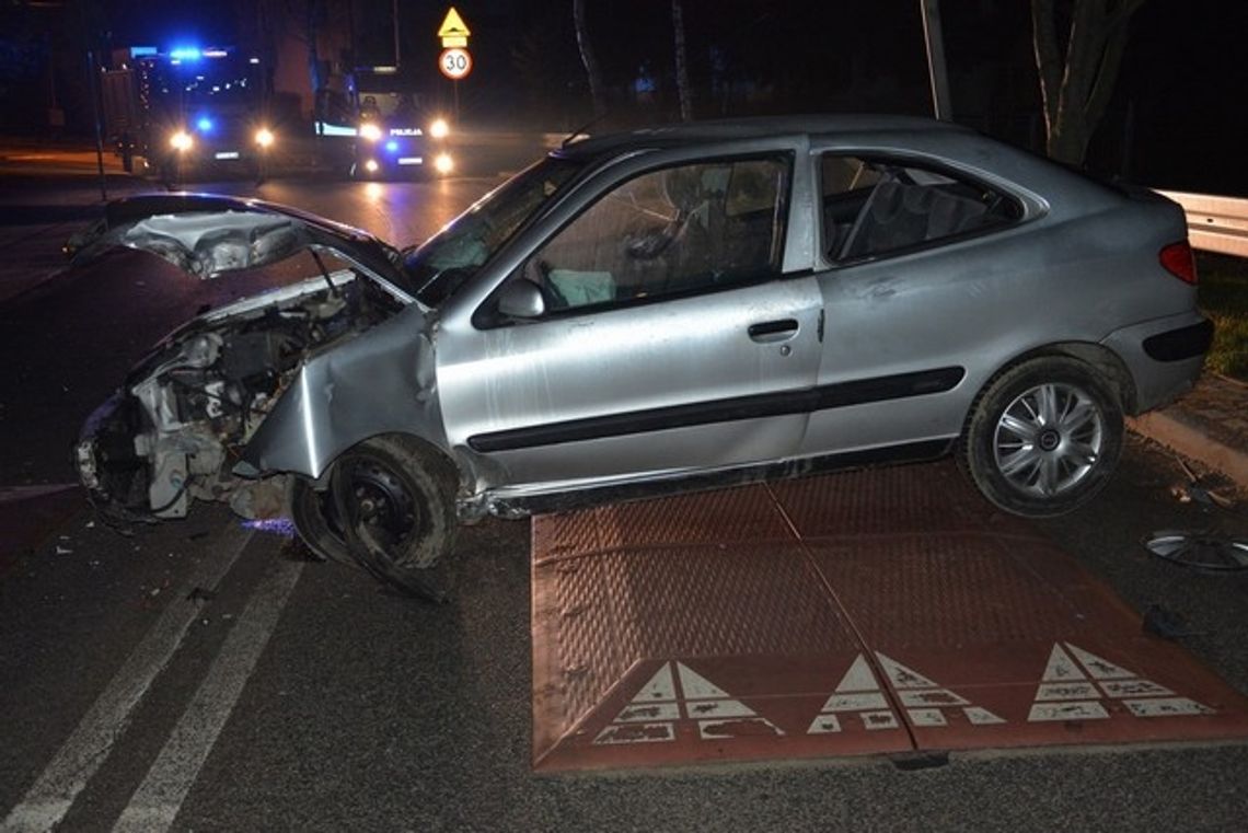 Niespokojnie na drogach Krosna. Potrącenie i zderzenie z latarnią