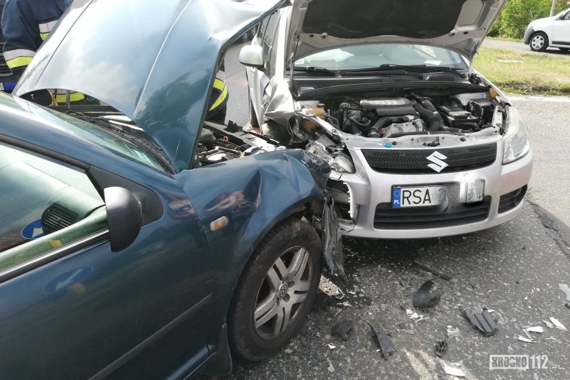 Niespokojny poranek. W Iwoniczu czołowe zderzenie osobówek