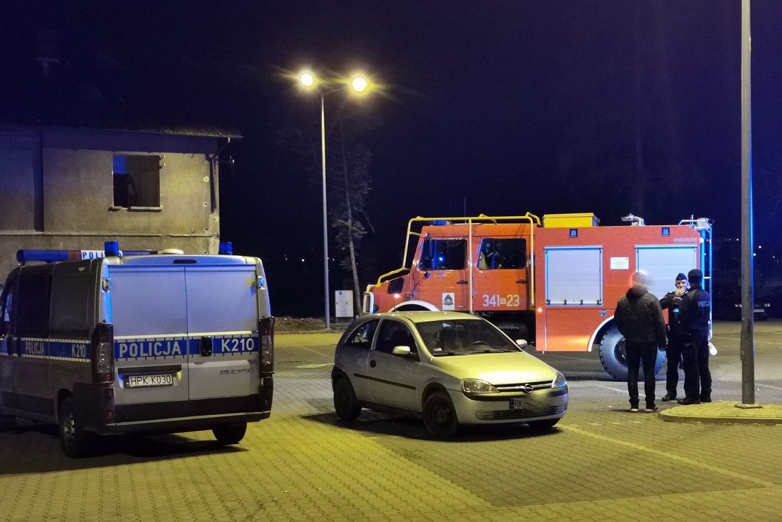 Nieszczęśliwy wypadek na parkingu sklepu. Nastolatek w ciężkim stanie