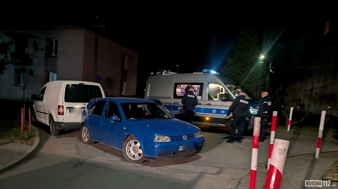 Nietrzeźwa kierująca uszkodziła zaparkowany samochód. Była agresywna wobec policjantów