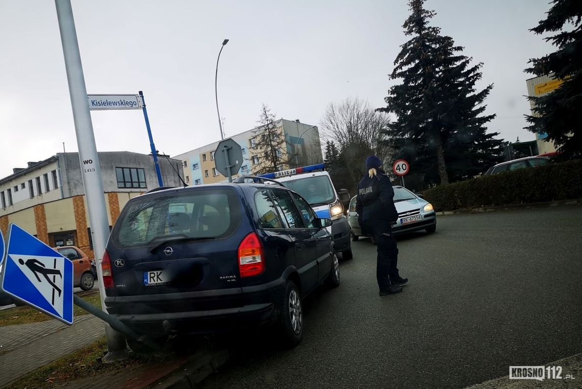 Niezabezpieczony samochód stoczył się wprost na znak drogowy