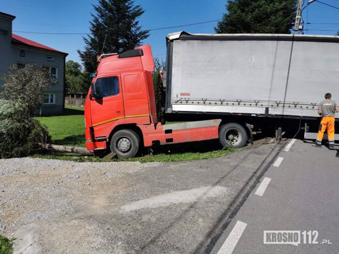 Niezaciągnięty hamulec ręczny. Tir stoczył się na posesję, rozszczelniony zbiornik paliwowy.