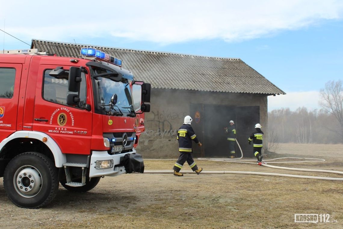 NIŻNA ŁĄKA: Pożar wewnątrz opuszczonego budynku
