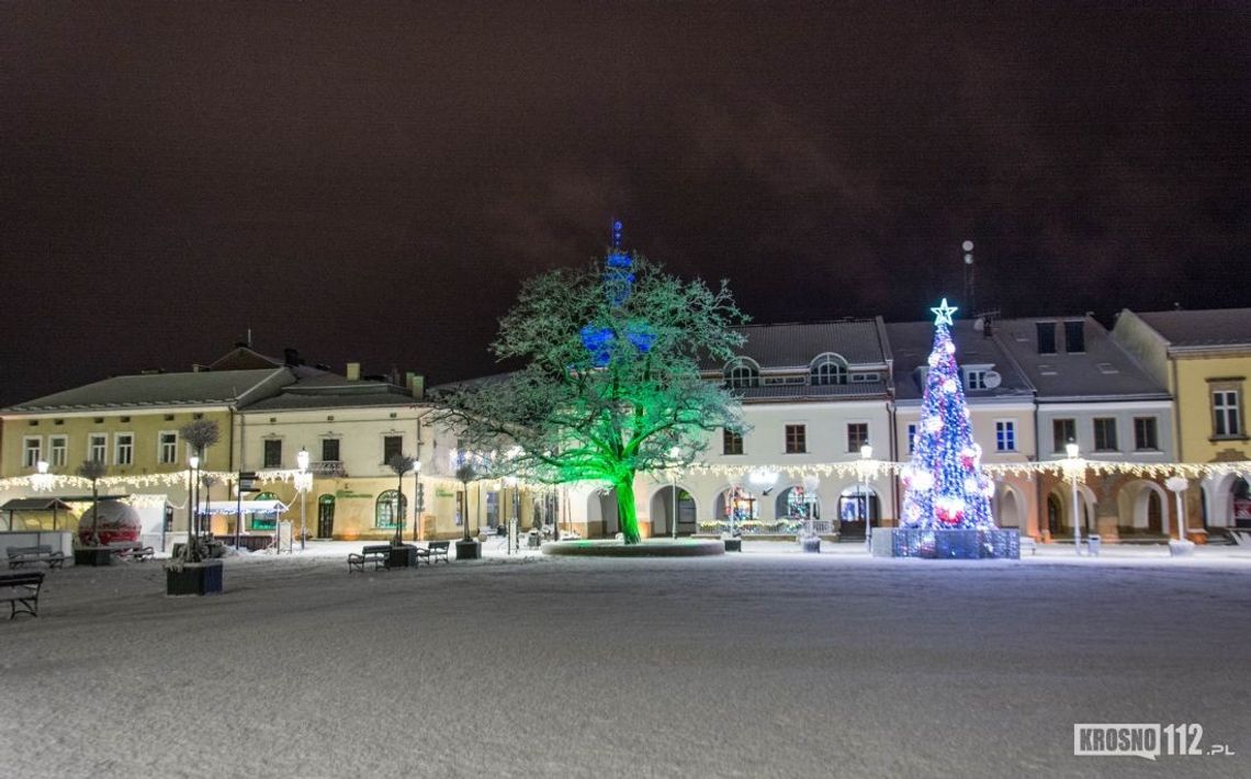 Nocne Krosno w zimowej szacie