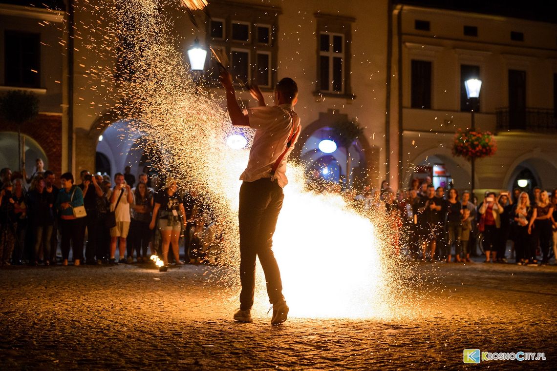 Nocne Teatralia Strachy: Fireshow na Rynku