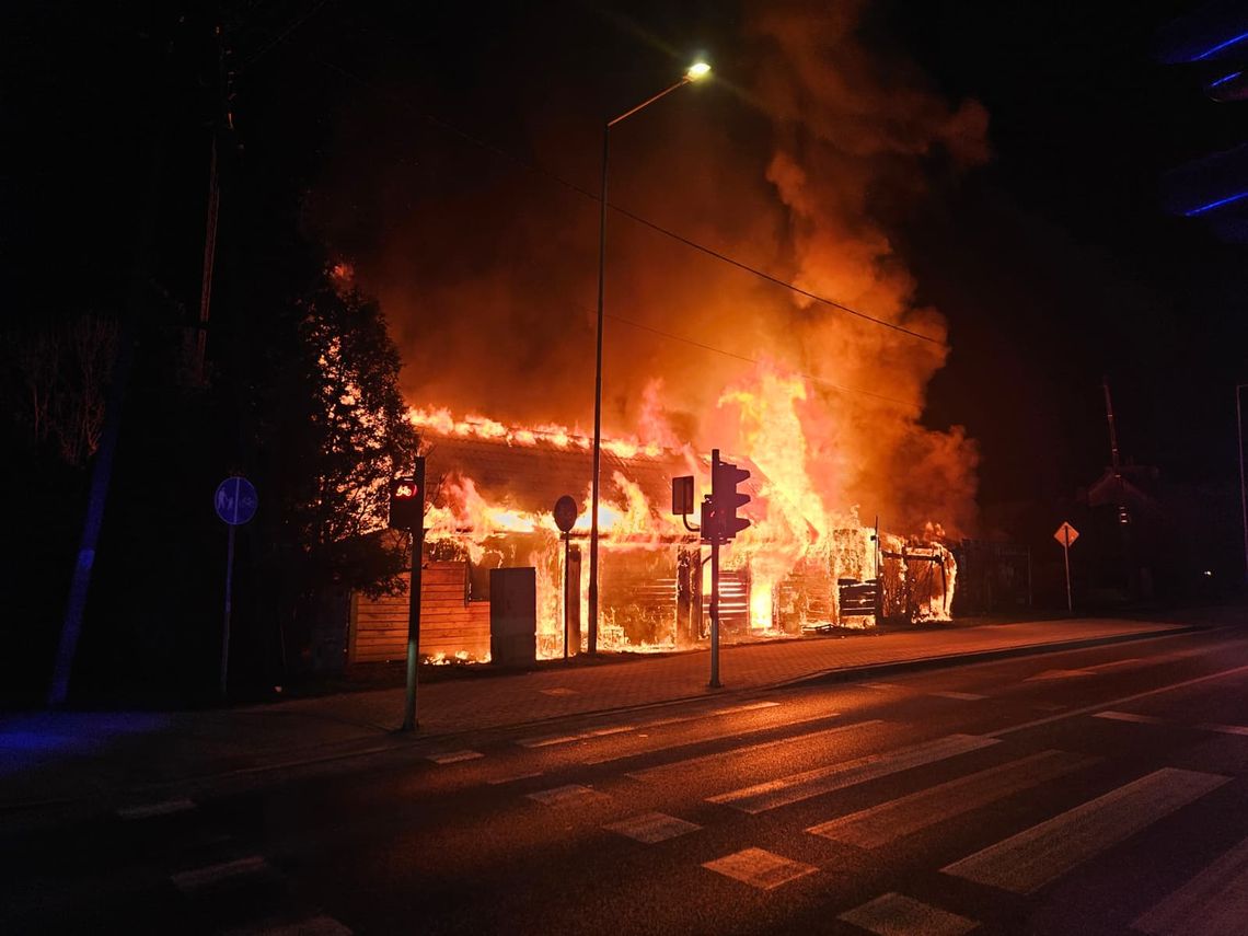 Nocny pożar budynku pod Rzeszowem. Akcja trwała ponad trzy godziny
