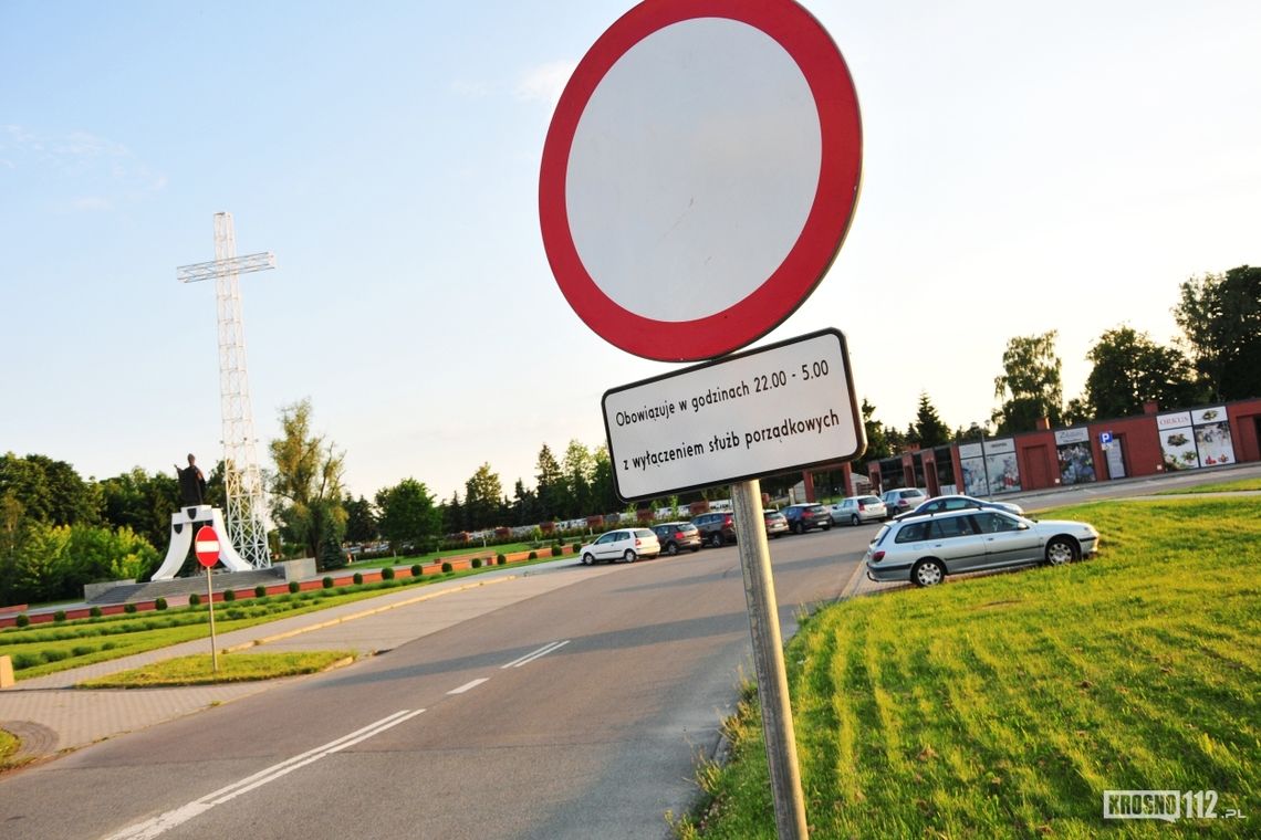 Nocny zakaz wjazdu na parking przy Placu Papieskim. Dlaczego został ustawiony?