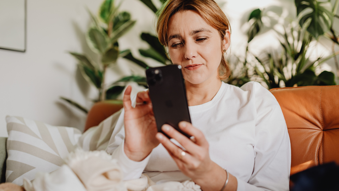 Nowa metoda oszustów na BLIK – sztuczna inteligencja w akcji. Policja bije na alarm