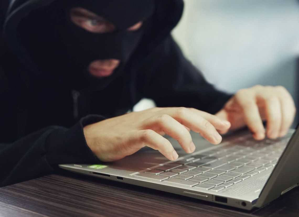 Nowa metoda wyłudzania: oszuści atakują przez YouTube
