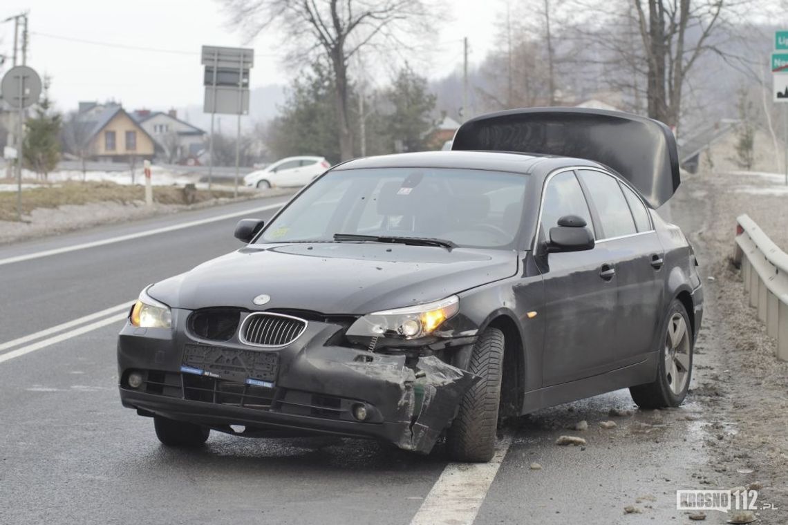 NOWA WIEŚ: Kierowca BMW stracił panowanie i wjechał w barierki