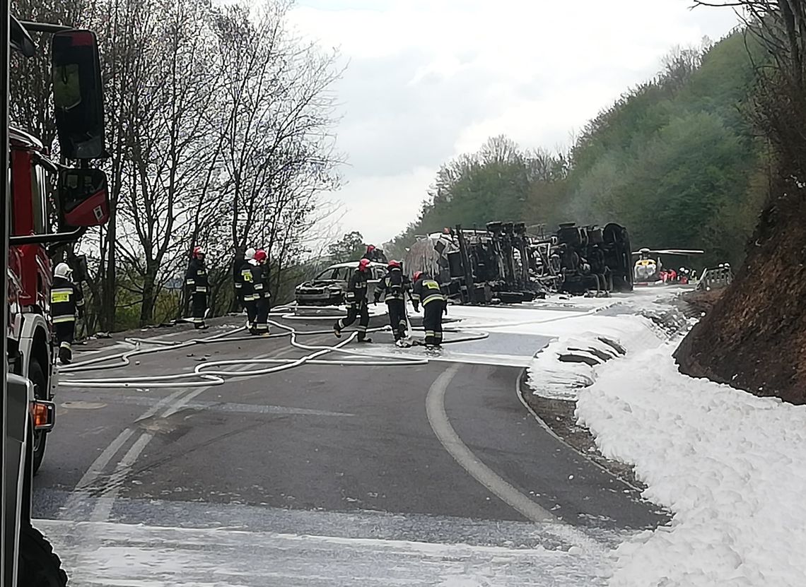 NOWA WIEŚ: Poważny wypadek 3 pojazdów. Pożar cysterny, kilka osób poszkodowanych