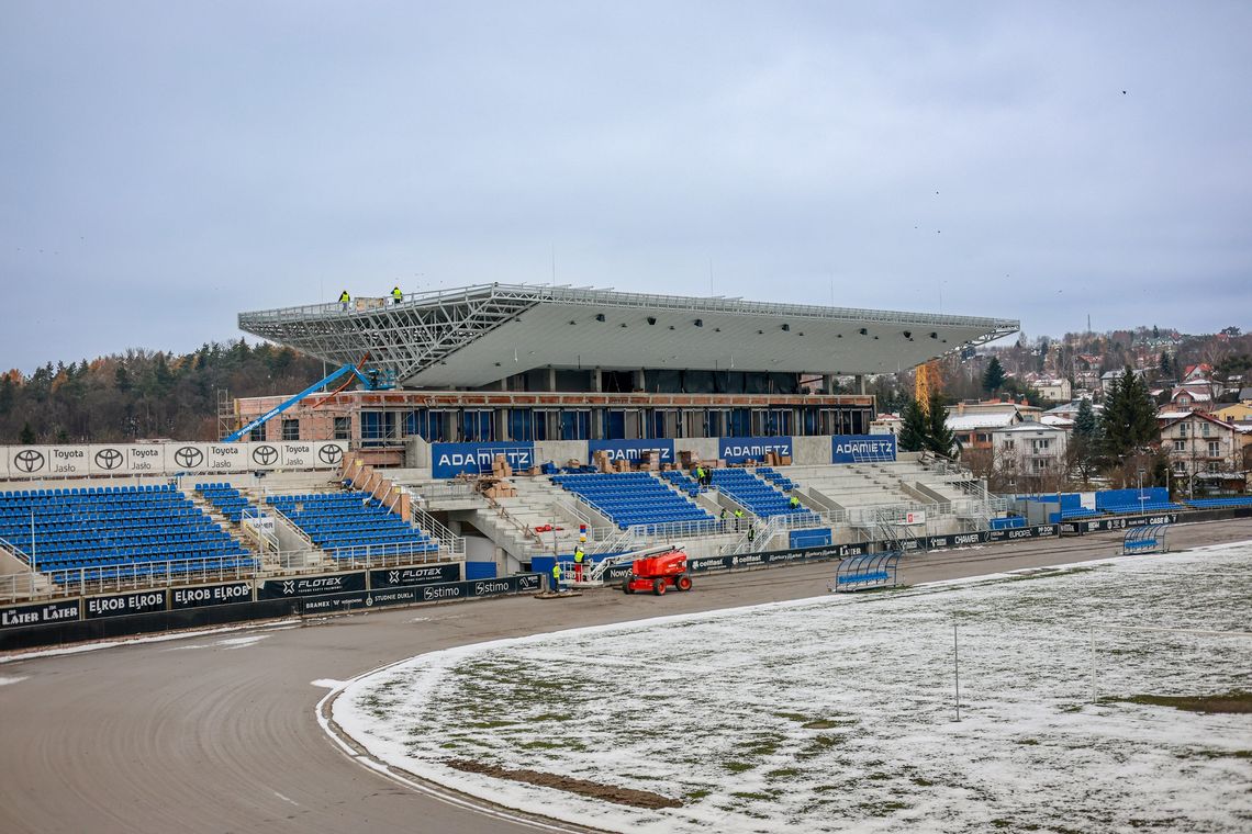 Nowe krzesełka na trybunie krytej już montowane! Stadion przy Legionów rośnie w oczach