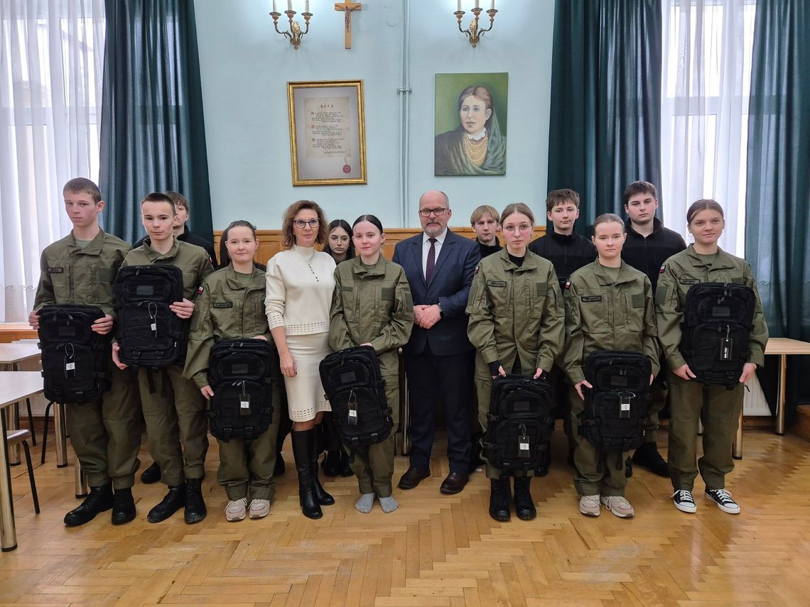 Nowe mundury i sprzęt dla klasy mundurowej w LO w Jedliczu Nowe mundury i sprzęt dla klasy mundurowej w LO w Jedliczu