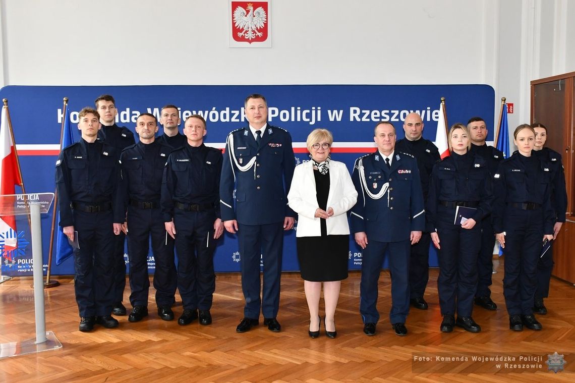 Nowi funkcjonariusze w szeregach podkarpackiej Policji – uroczyste ślubowanie w Wielki Piątek