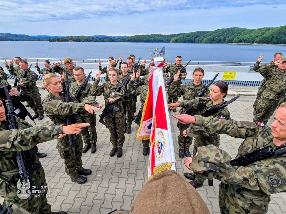 Nowi terytorialsi rozpoczęli służbę. Przysięgę złożyli na zaporze w Solinie