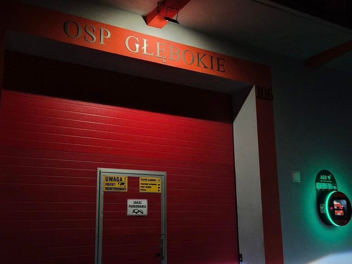 Nowy defibrylator AED przy remizie OSP Głębokie