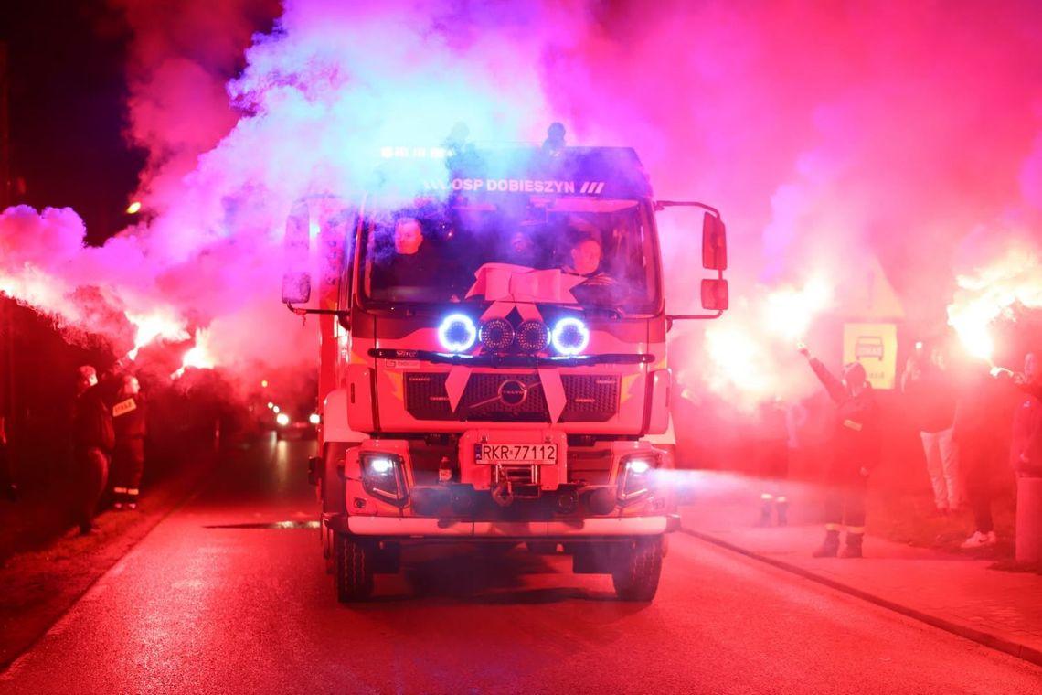Nowy samochód za ponad 1,3 mln zł w OSP Dobieszyn. Strażacy powitali Volvo