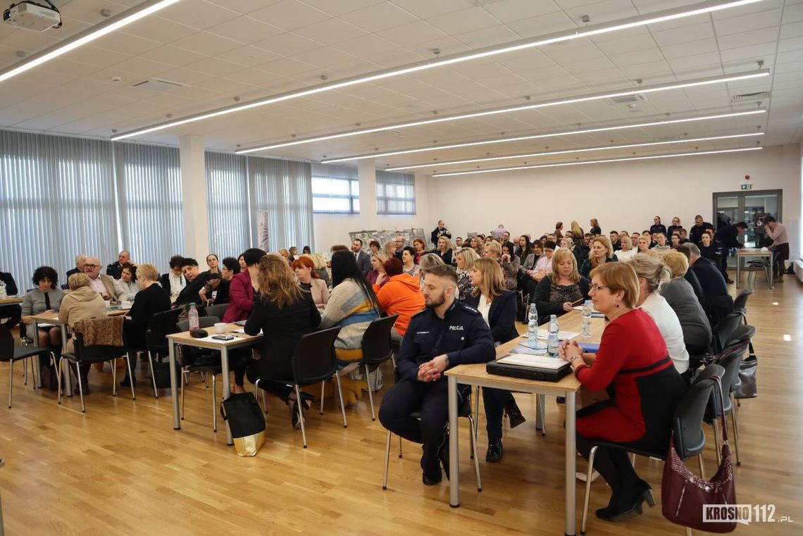 O przemocy w rodzinie. Ważna konferencja u krośnieńskich policjantów