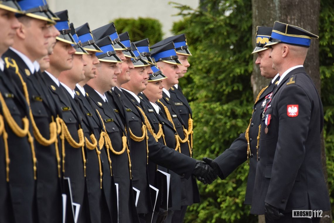 Obchody Dnia Strażaka w Krośnie. Były życzenia, odznaczenia i awanse [ZDJĘCIA]