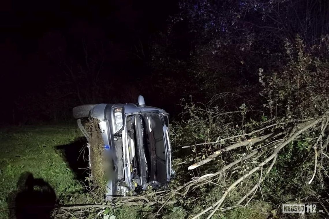 Obywatel Gruzji dachował na łuku drogi w Trzcianie