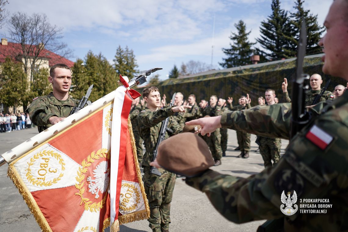 Ochotnicy po szkoleniu złożyli przysięgę i dołączyli do WOT [ZDJĘCIA]