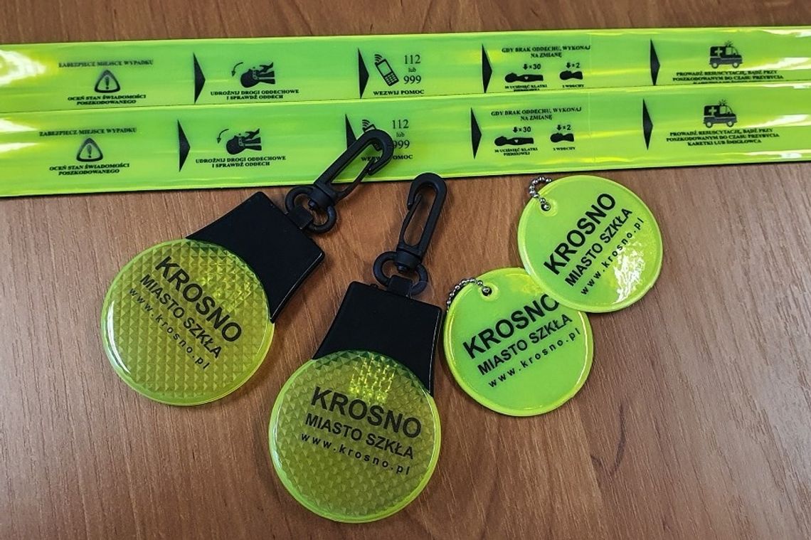 Odblaski dla pierwszaków w ramach akcji "Jestem widoczny, jestem bezpieczny"