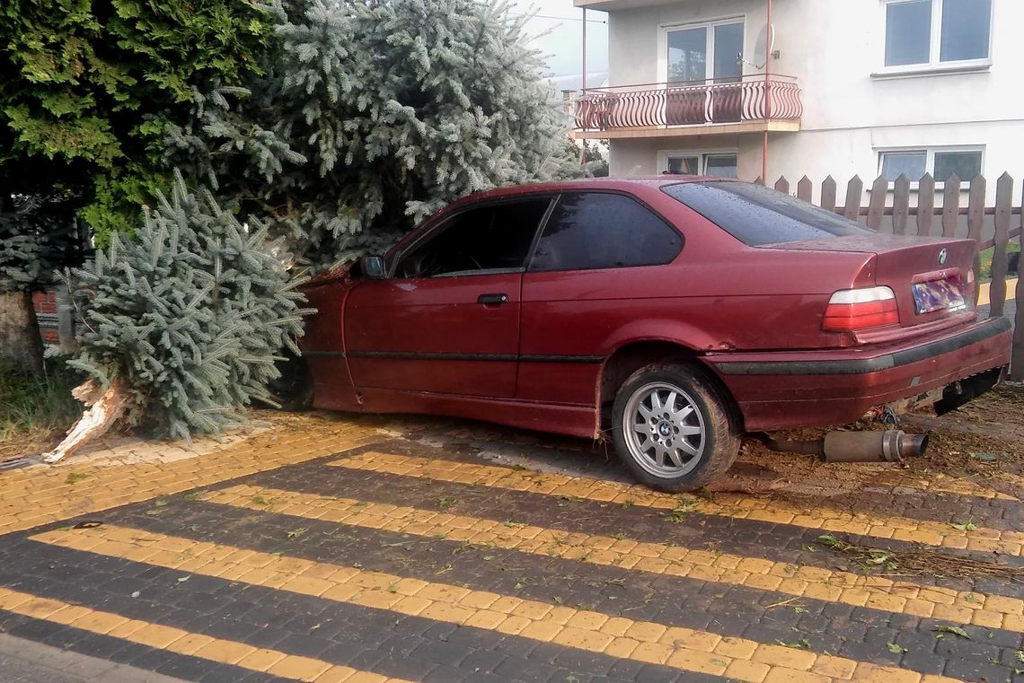 ODRZYKOŃ: BMW ścięło choinkę przy ulicy Armii Krajowej