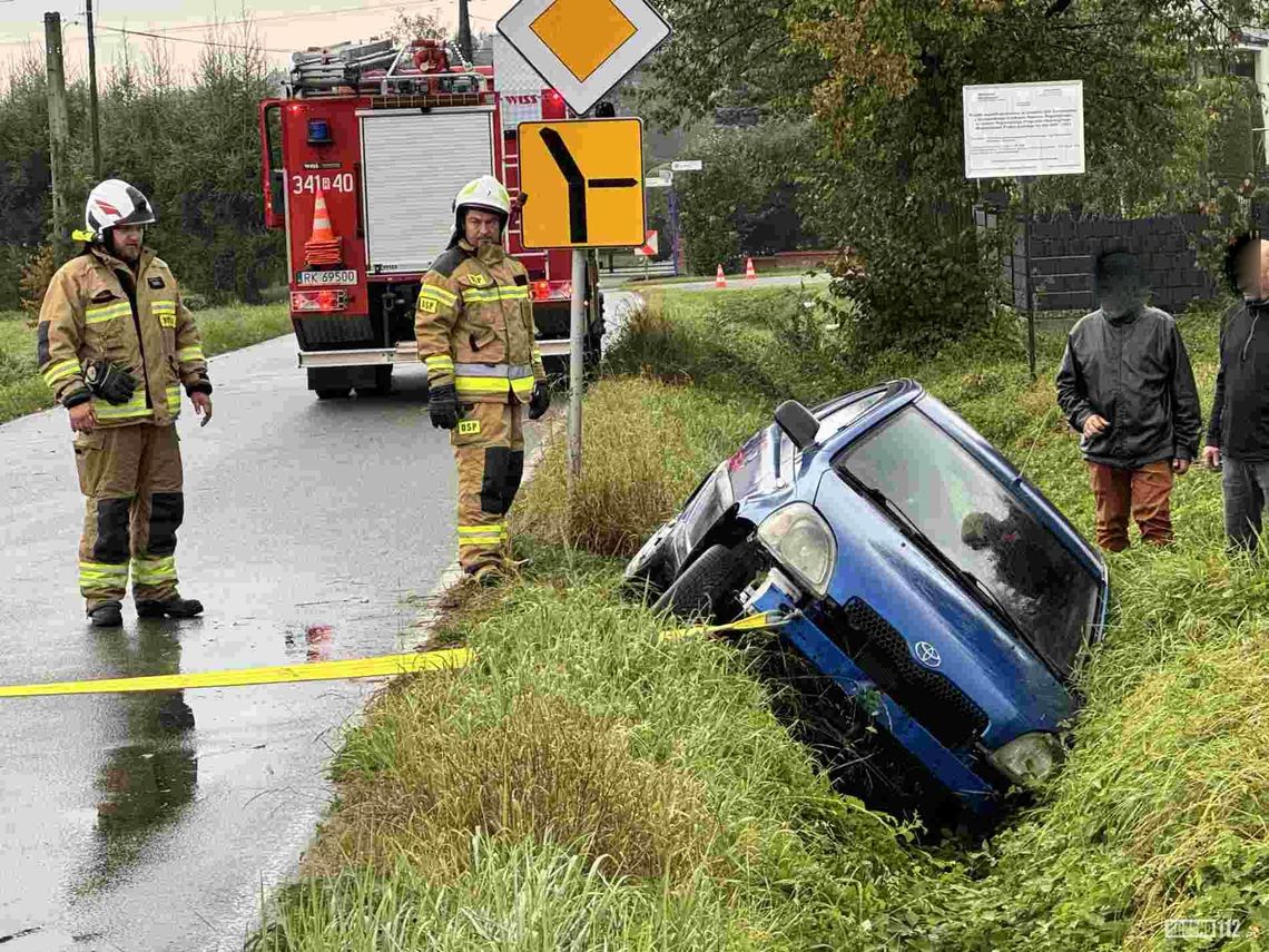 Odrzykoń. Plama oleju przyczyną dwóch kolizji. Toyoty w rowach