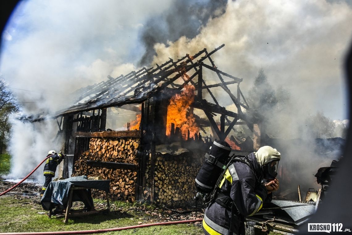 Odrzykoń: Pożar budynku gospodarczego. Strażacki Jelcz w rowie