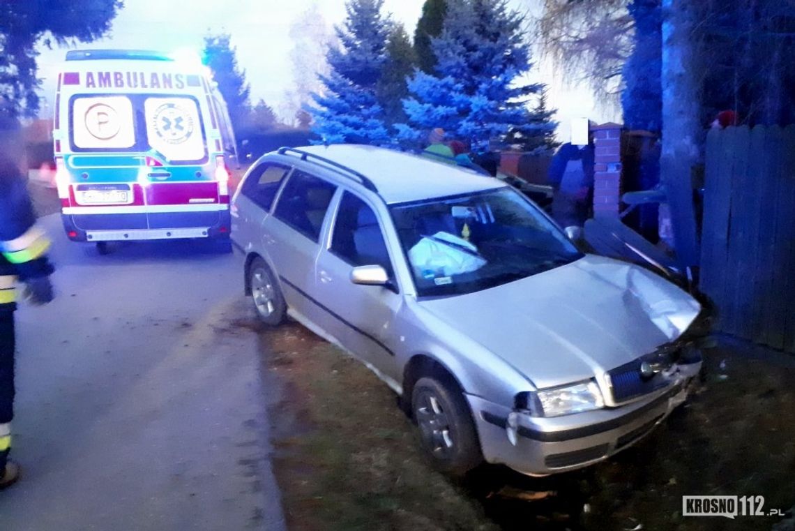 ODRZYKOŃ: Skodą wjechał w ogrodzenie