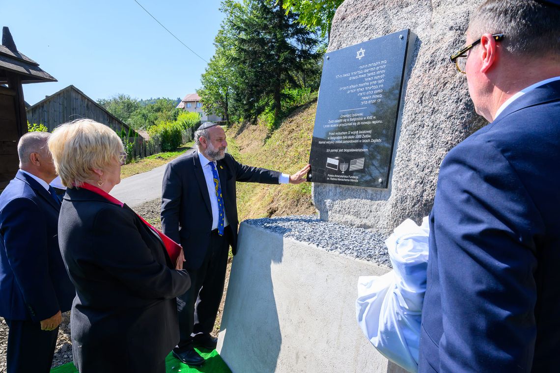 Odsłonięto pomnik upamiętniający Żydów Baligrodzkich