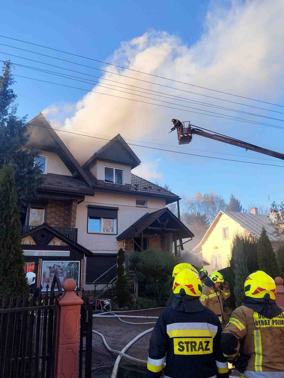 Około 70 strażaków gasi pożar budynków w Przysietnicy