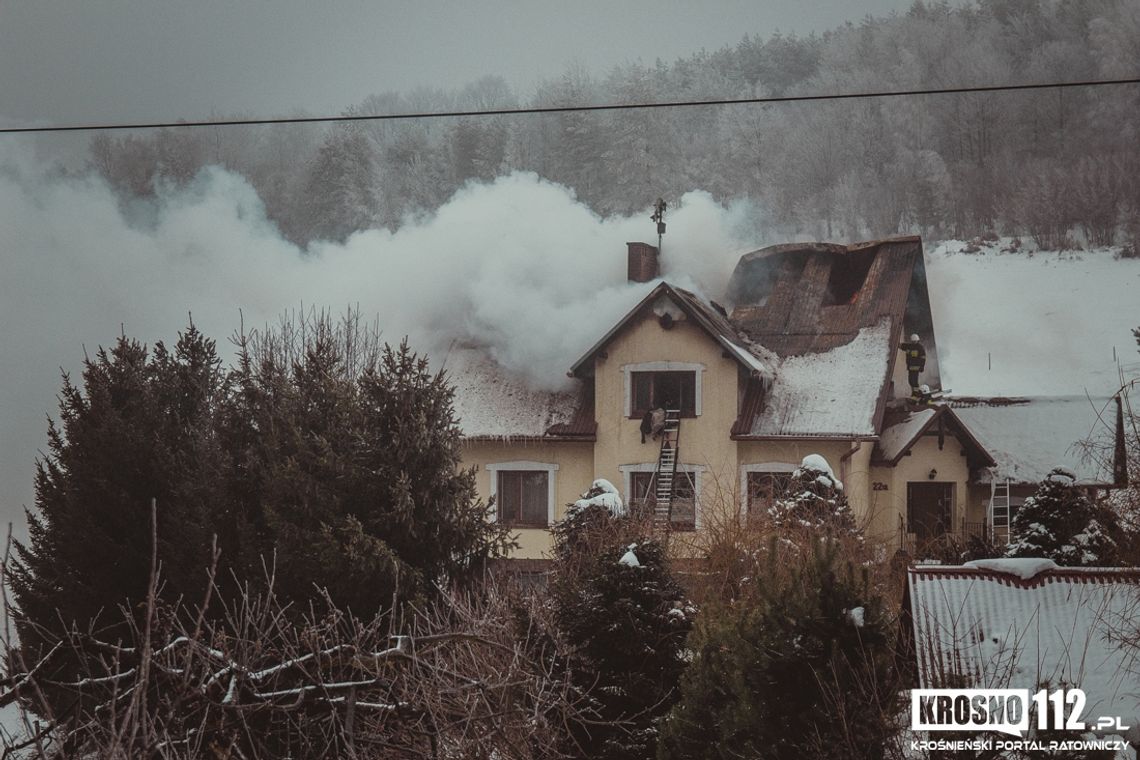 OLCHOWIEC: Kilkudziesięciu strażaków gasiło pożar domu