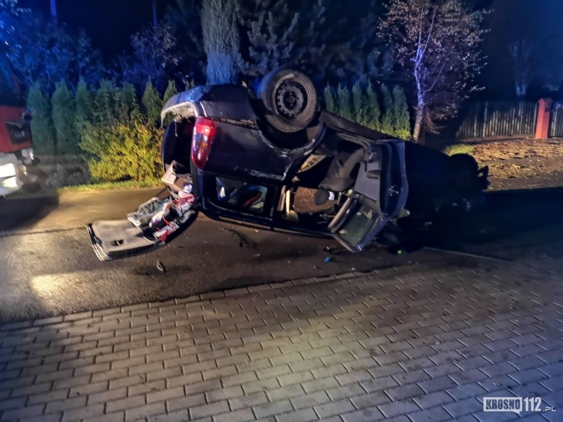 Opel na dachu, pasażer w szpitalu. Zdarzenie na Kolejowej w Rymanowie