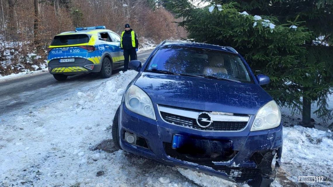 Opel poza jezdnią. 29-latek z dwoma promilami