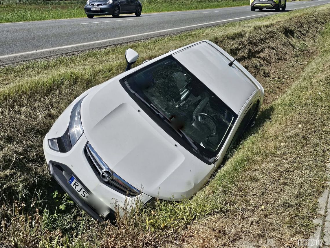 Opel w rowie na DK28 pomiędzy Rymanowem a Klimkówką Opel w rowie na DK28 pomiędzy Rymanowem a Klimkówką