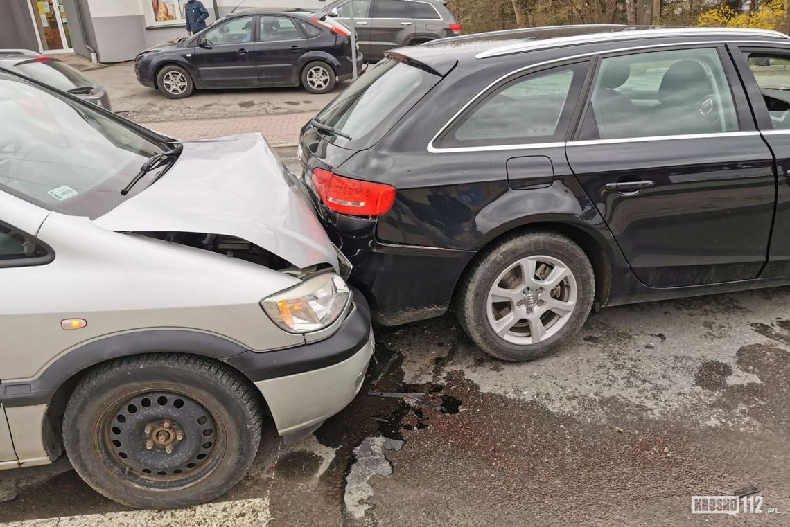 Oplem wjechała w tył Audi. Kolizja w centrum zakorkowała ulice Krosna