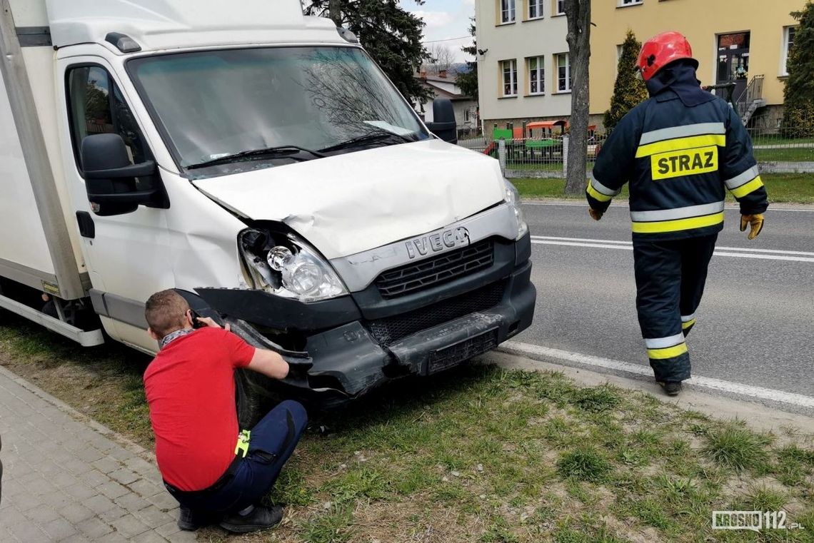 Osobówka i dostawczy zderzyły się na DW990 w Wojaszówce