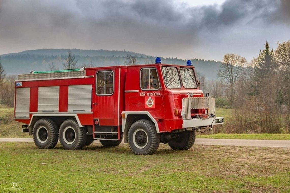 "OSP by chciała..." - Strażak z OSP Myscowa w rytm hitu śpiewa o wymianie wozu