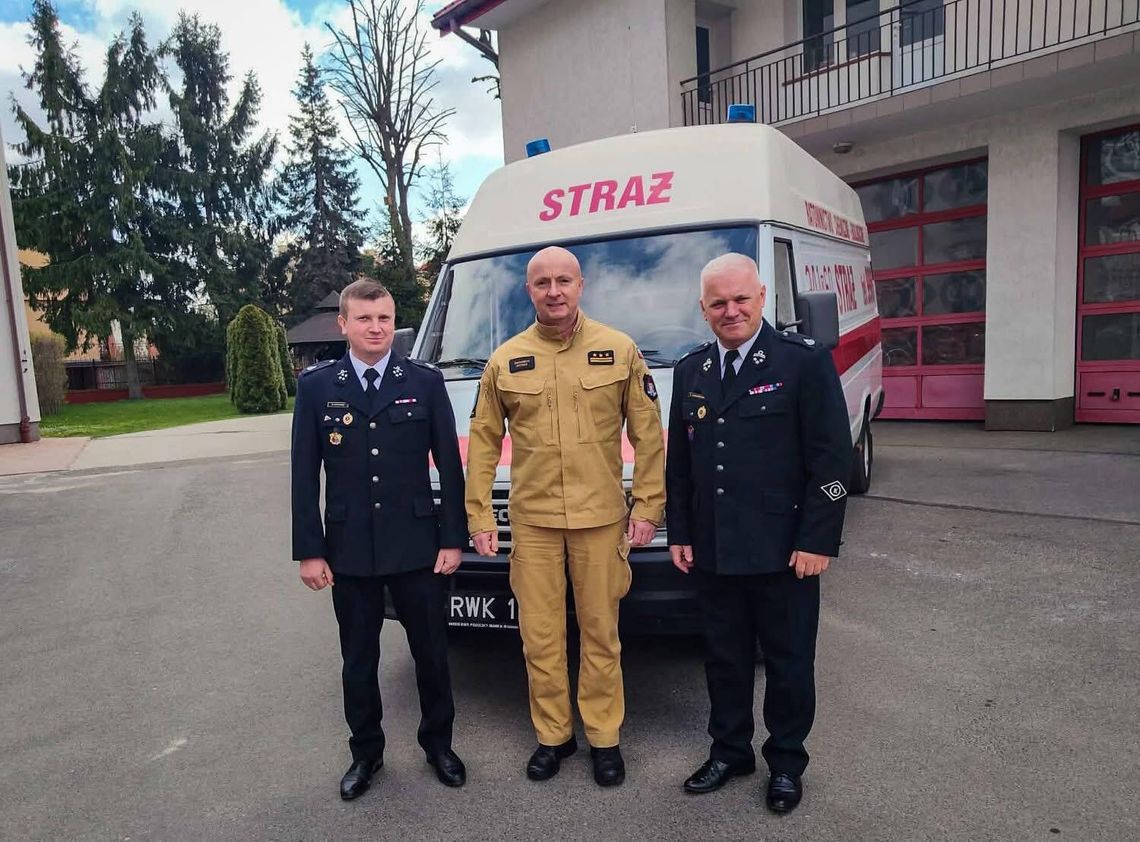 OSP Leśniówka z nowym samochodem. Będzie służył także grupie dronowej