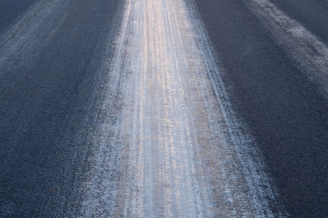 Ostrzeżenie dla kierowców i pieszych. Będzie bardzo ślisko