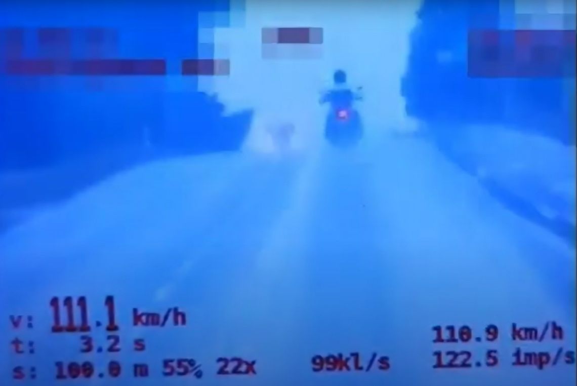 Padał deszcz, motocyklista pędził BMW 111 km/h. W sumie 11 kierowców straciło prawo jazdy
