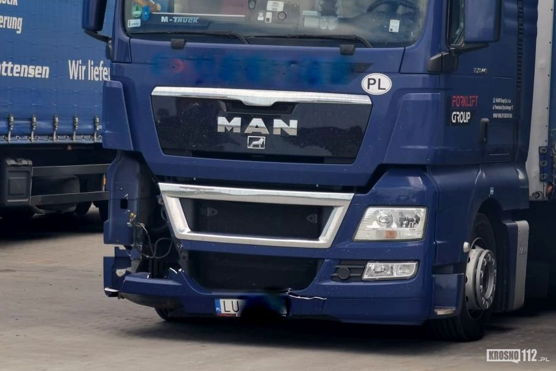 "Pancerny" hyundai i zniszczony MAN. Kolizja na DK19 w Zalesiu