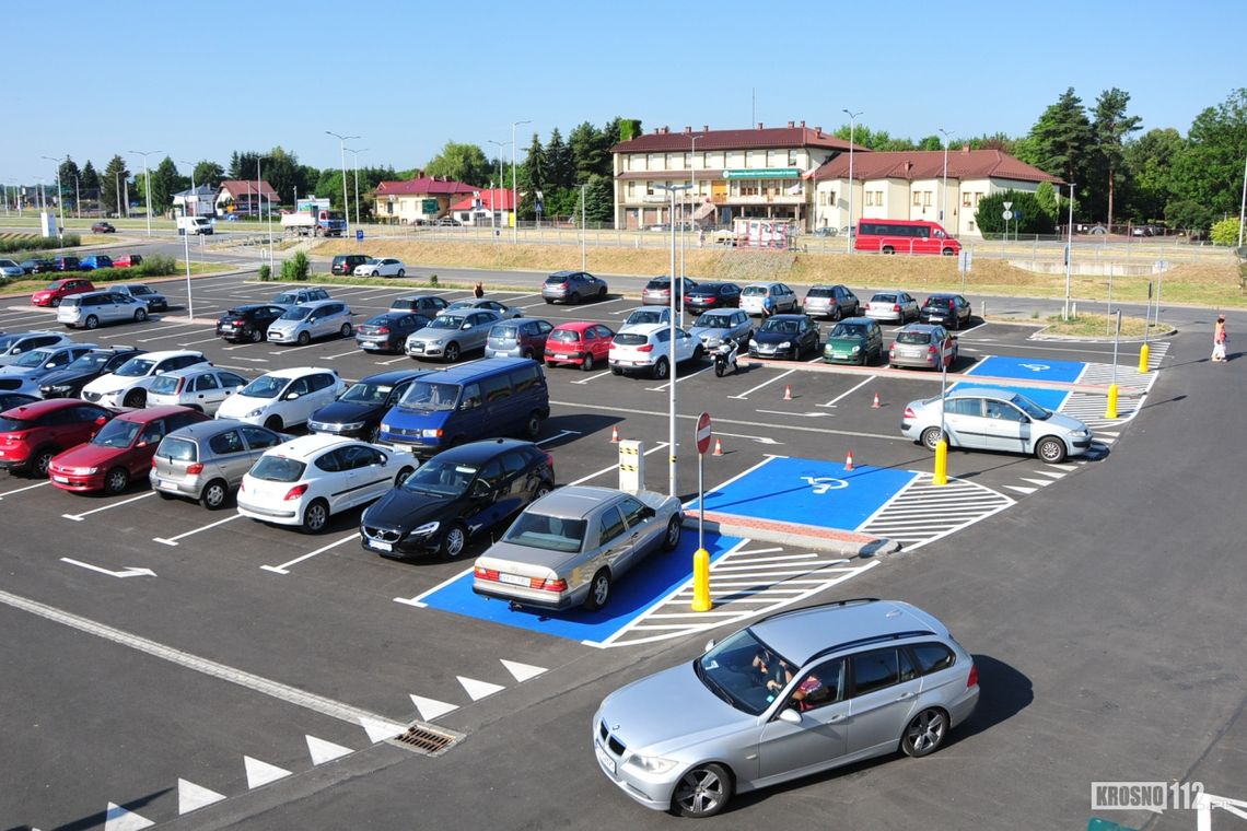 Parking przy starostwie powiatowym w Krośnie gotowy. Ma tu być też stacja ładowania pojazdów